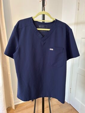 Figs Mens Leon Three-Pocket Scrub Top. Size Medium. Navy